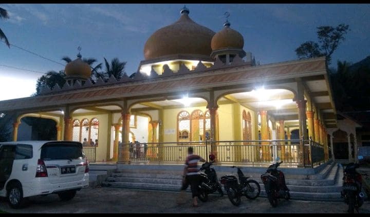 Masjid Jamik Baitul Ichsan, berdiri meugah di Desa Lhok Aman, suara adzan yang menyatu dengan alam 